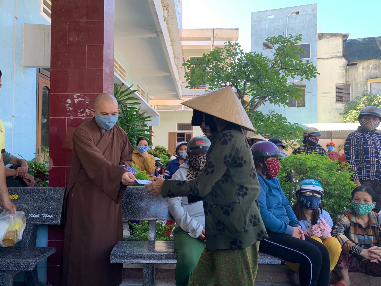 An Nhơn: Chùa Thiên An tặng quà nhân mùa Phật đản PL. 2564